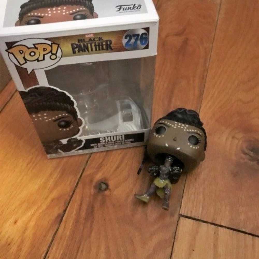 Shuri Black Panther Funko no stand